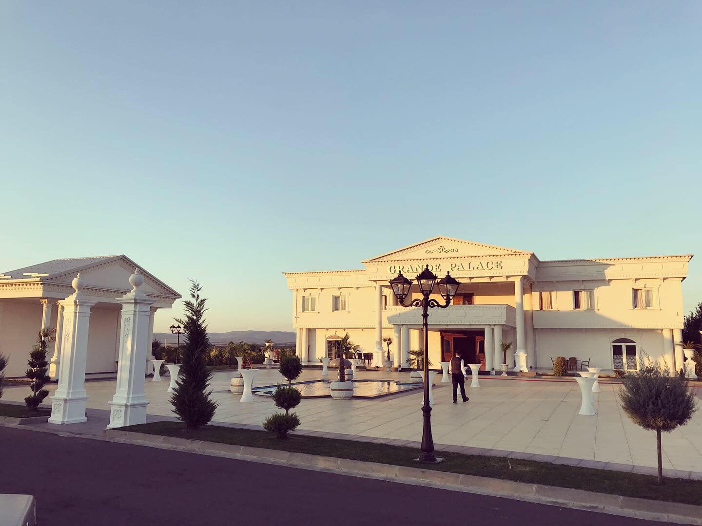 Flaka og Aulon koser seg i italia Hero section one styles